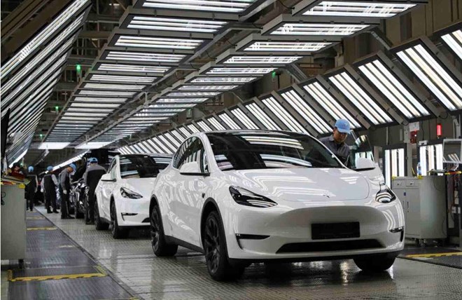 ヨーロッパで最初にイーロン・マスク社の自動運転車ソフトウェアを受け入れた国