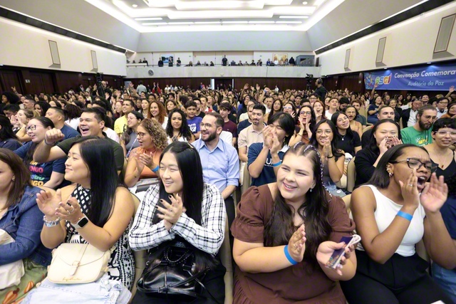 ブラジル青年部・創価ユースの熱と力が爆発した記念大会（3月14日、ブラジルSGI平和講堂）。青年世代が集まれば、自然と笑顔が弾ける