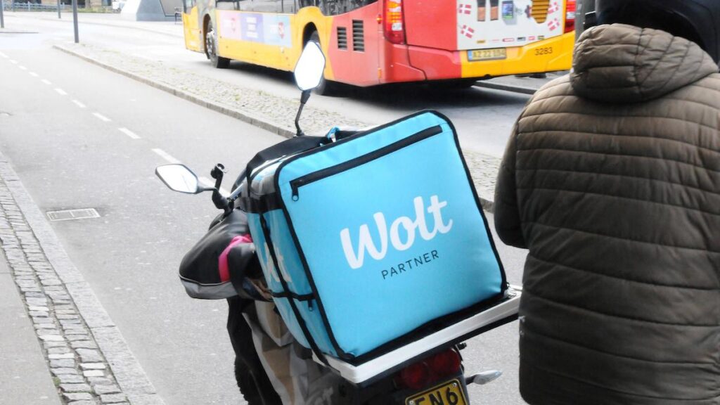 Woltの宅配業者が賃金下落に抗議してストライキを行った。でも全然落ちないよと監督は言う