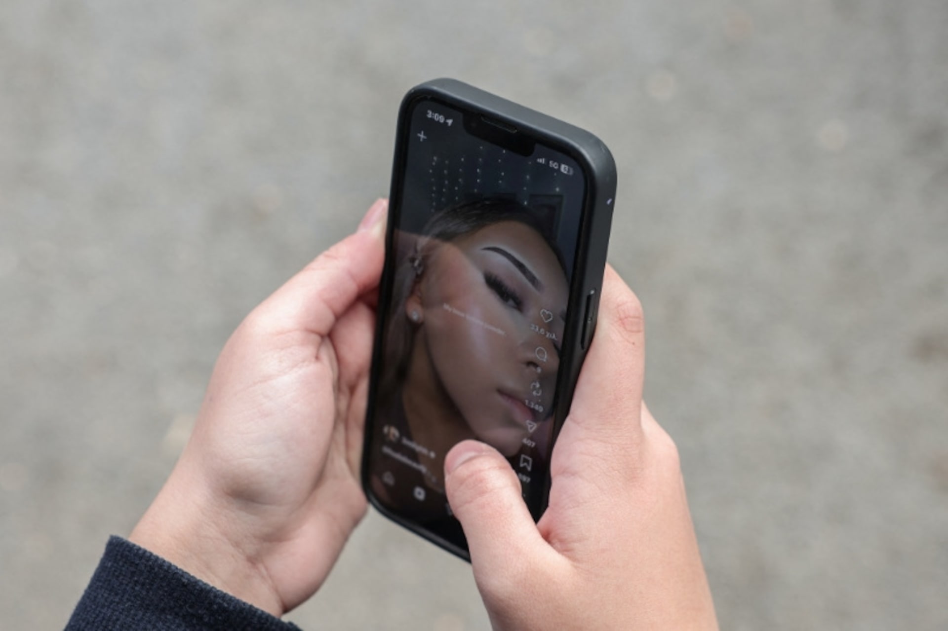 ギリシャ、15歳未満のＳＮＳ利用禁止へ　来年1月から