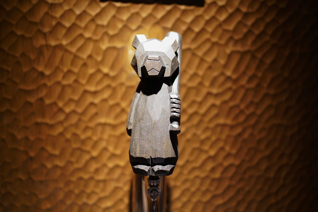 木彫りの熊を使ったオリジナルのビールタップハンドル