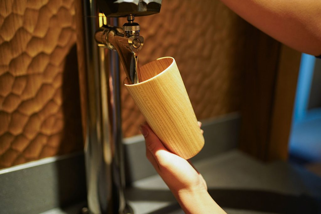 宿泊者専用の木製カップ