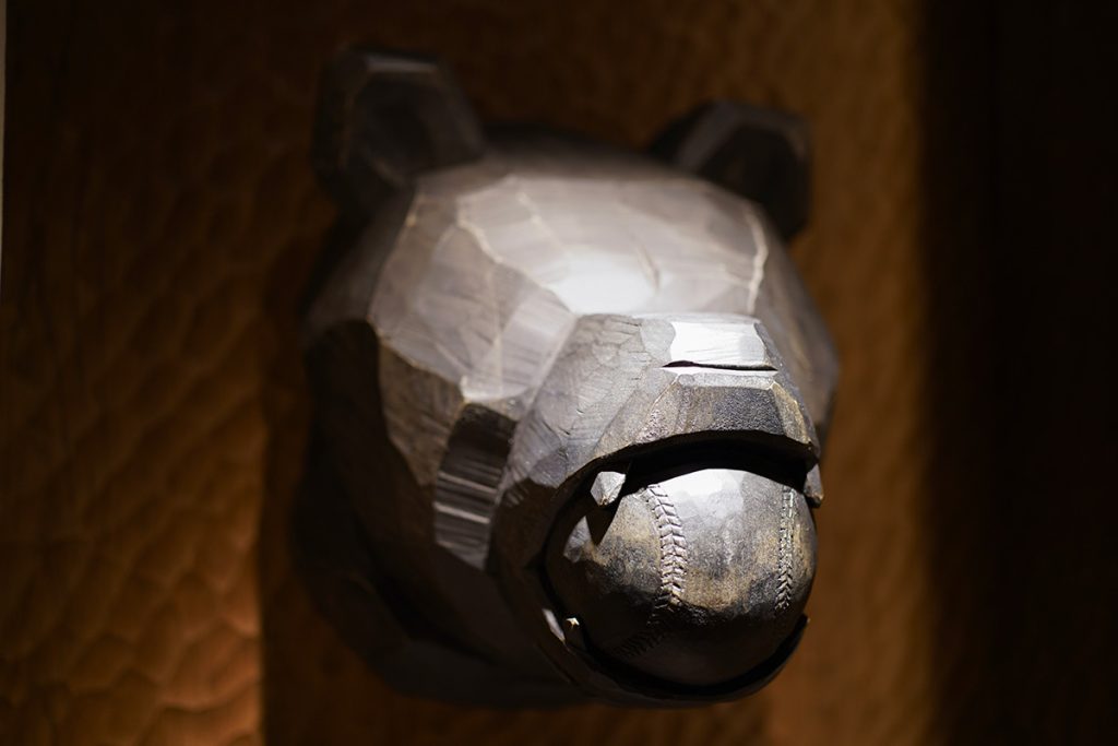 部屋の玄関にある木彫りの熊を模したオブジェ