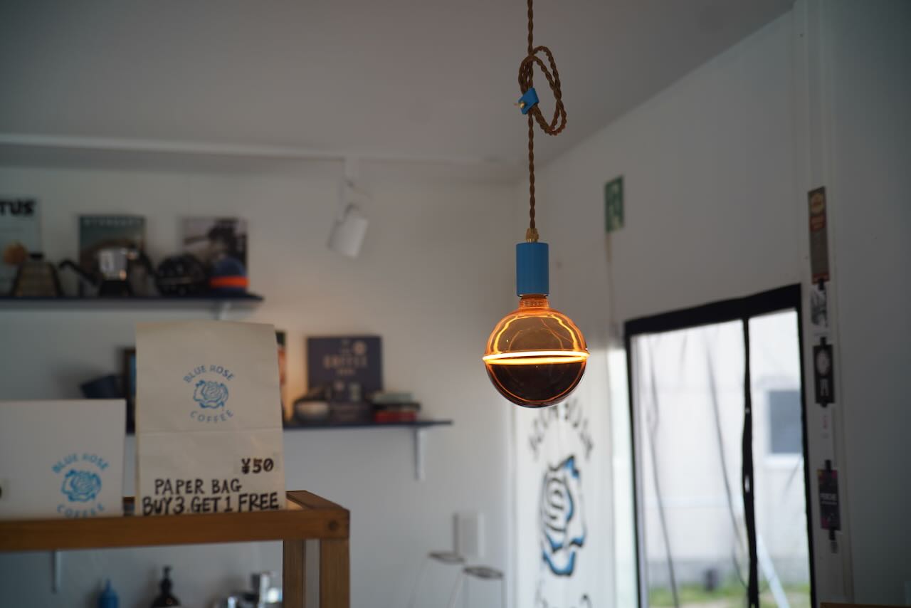 BLUE ROSE COFFEE　カフェ　しまなみ海道　ドーナツ　店内　ランプ