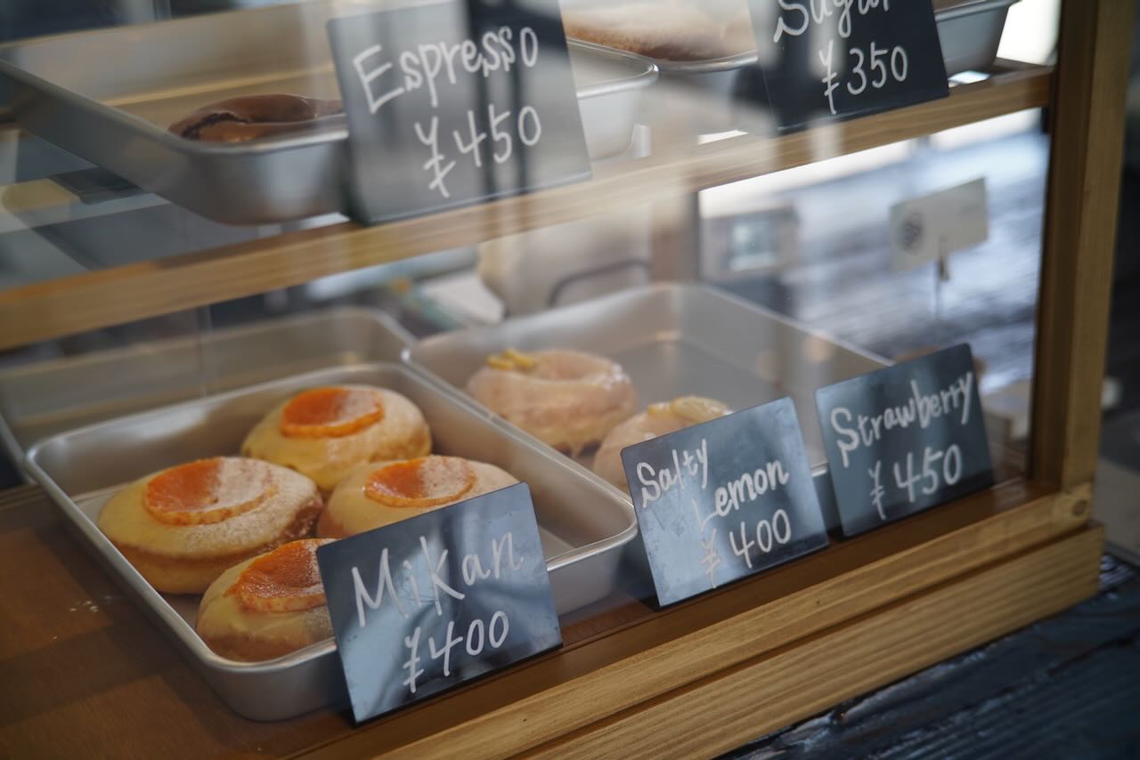 BLUE ROSE COFFEE　カフェ　しまなみ海道　ドーナツ　店内　ドーナツディスプレイ