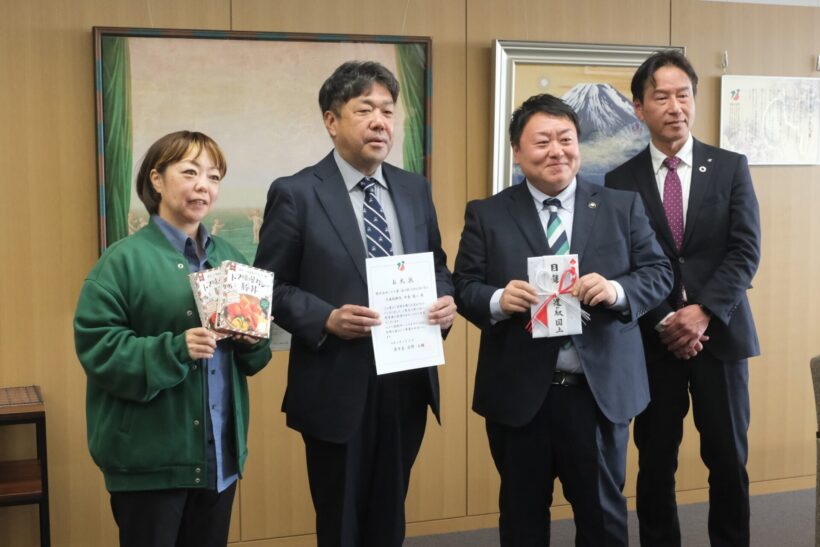 道の駅国上、名物「トマ味噌カレー豚丼」レトルトパックの売上の一部を新潟県燕市へ寄付 - 新潟県内のニュース｜にいがた経済新聞