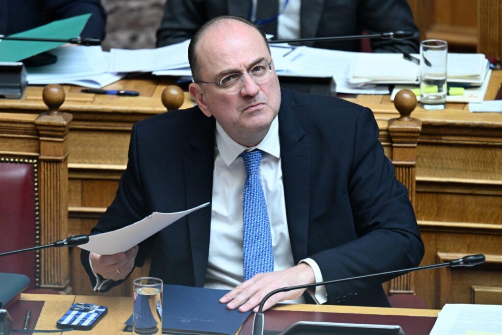 マカリオス・ラザリディス氏：履歴書についての質問 - 存在しない「南東ヨーロッパ大学」の学位をターゲットにしている