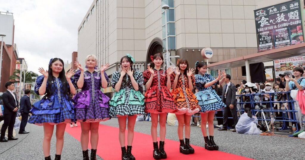 国際通り歩くスターに歓声　沖縄国際文化祭でレッドカーペット