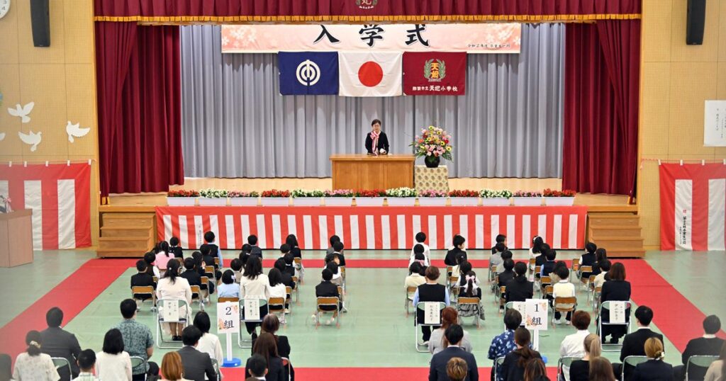 新1年生、わくわく笑顔 県内小中で入学式 沖縄 新1年生、わくわく笑顔 県内小中で入学式 沖縄