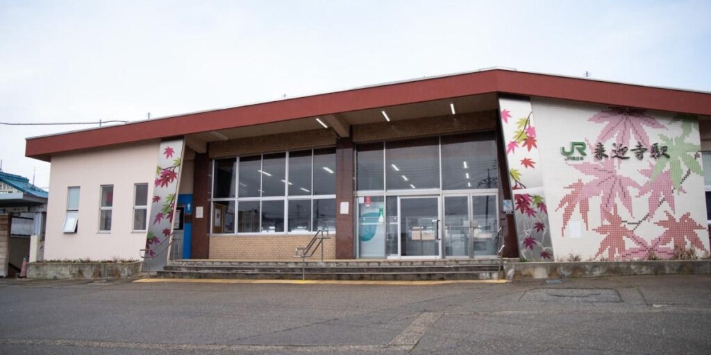 無人駅の便所でトイペ設置なし、JR東日本が示した“対処法”は「自分で用意してください」