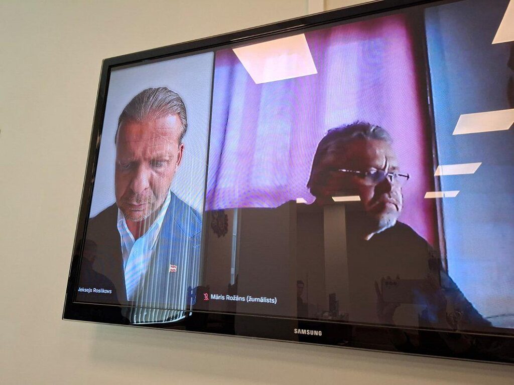 裁判所はベラルーシに向けて出国したロスリコワ氏の逮捕を決定 // LSM