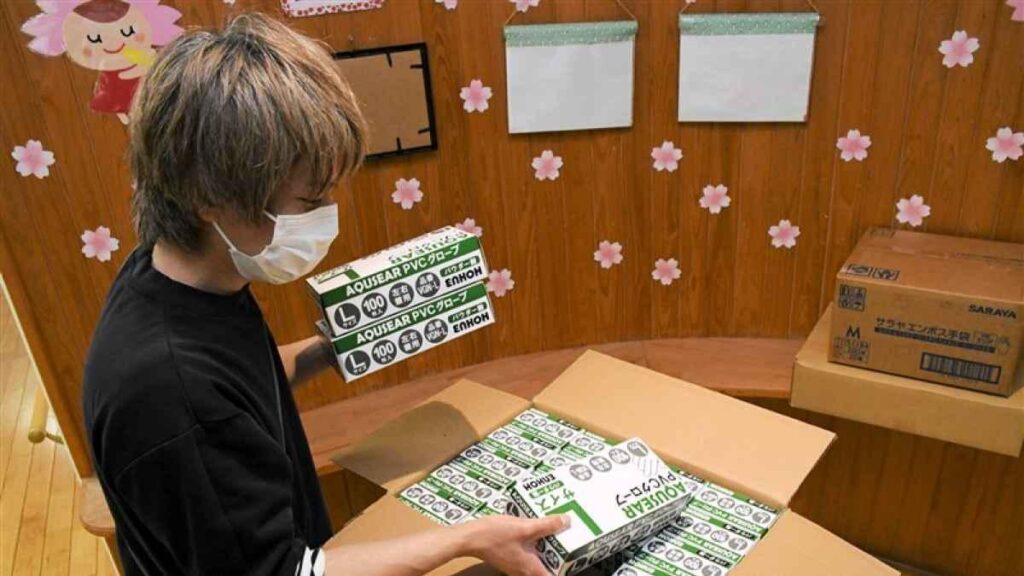 ナフサ不足懸念、熊本の介護現場に影響じわり ゴム手袋やポリ袋値上がり、購入制限も 「利用者守る備えを」