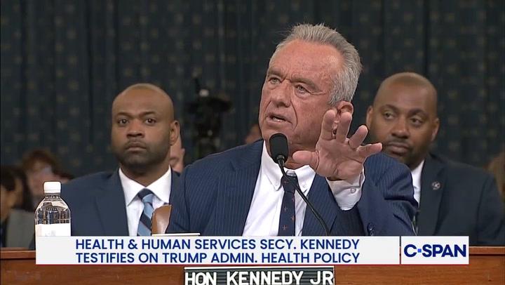 議員、「キッド・ロックと一緒に上半身裸で温水浴槽でくつろいでいる」際に反ワクチンのメッセージを送っているとしてRFKを非難 | 「あなたはこのワクチン推進メッセージキャンペーンを中止したのに、キッド・ロックと一緒に温泉で上半身裸で牛乳を飲むために税金を使っている。そしてそれがより良い公衆衛生上のメッセージだと思っているのね」