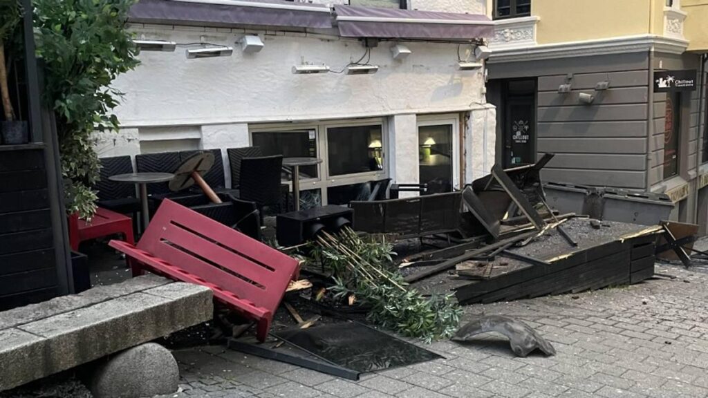 ダッシュカメラビデオ: 2023 年 5 月、ベルゲンのトルガルメニンゲンで時速 90 km でテスラが衝突した様子をご覧ください – NRK Vestland