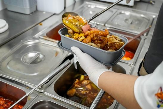 売れ残った料理を1食1元で販売する太原市の弁当屋―中国 売れ残った料理を1食1元で販売する太原市の弁当屋―中国