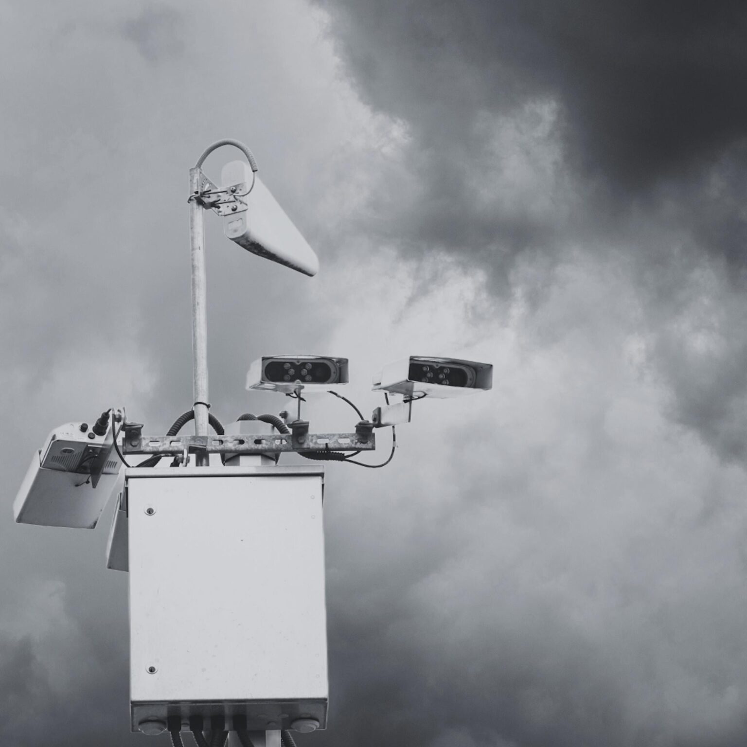 法の瀬戸際にある警察：無実のデンマーク人の監視データを共有 [masseovervågningsdata om borgeres lokation deles med andre myndigheder uden borgernes viden eller accept]