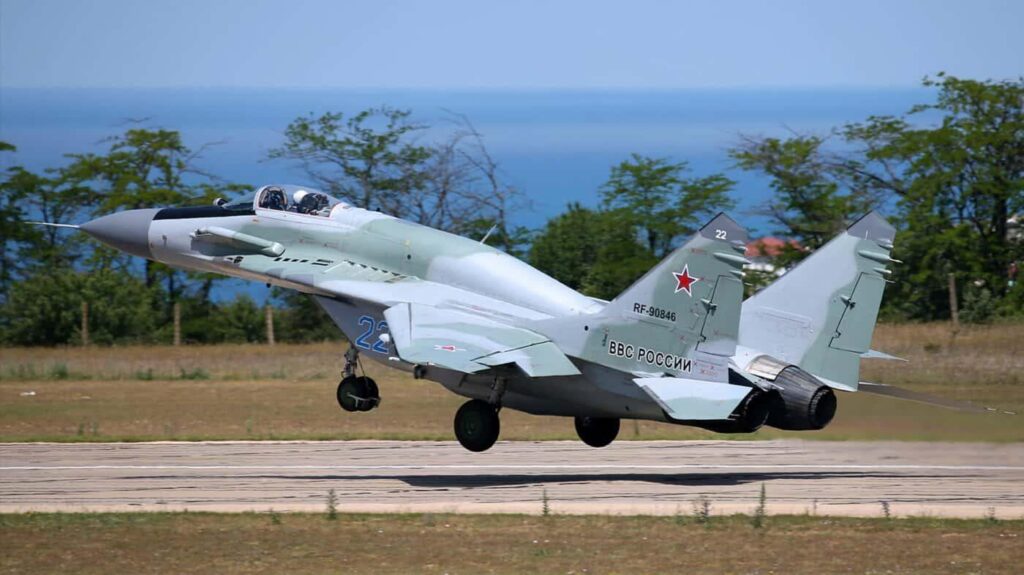 ロシア北方艦隊契約兵士が航空機と装甲車両に放火
