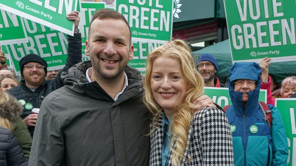 選挙権年齢を16歳に引き下げることは緑の党を助けるだけだと労働党議員らはスターマー氏に語り、計画を棚上げするよう求めている