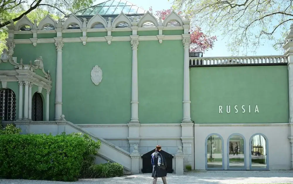 ゼレンスキー政権、ビエンナーレ・ロシア館関係者5人に制裁──「ロシアのプロパガンダ拡散に関与」 | ARTnews JAPAN（アートニュースジャパン）