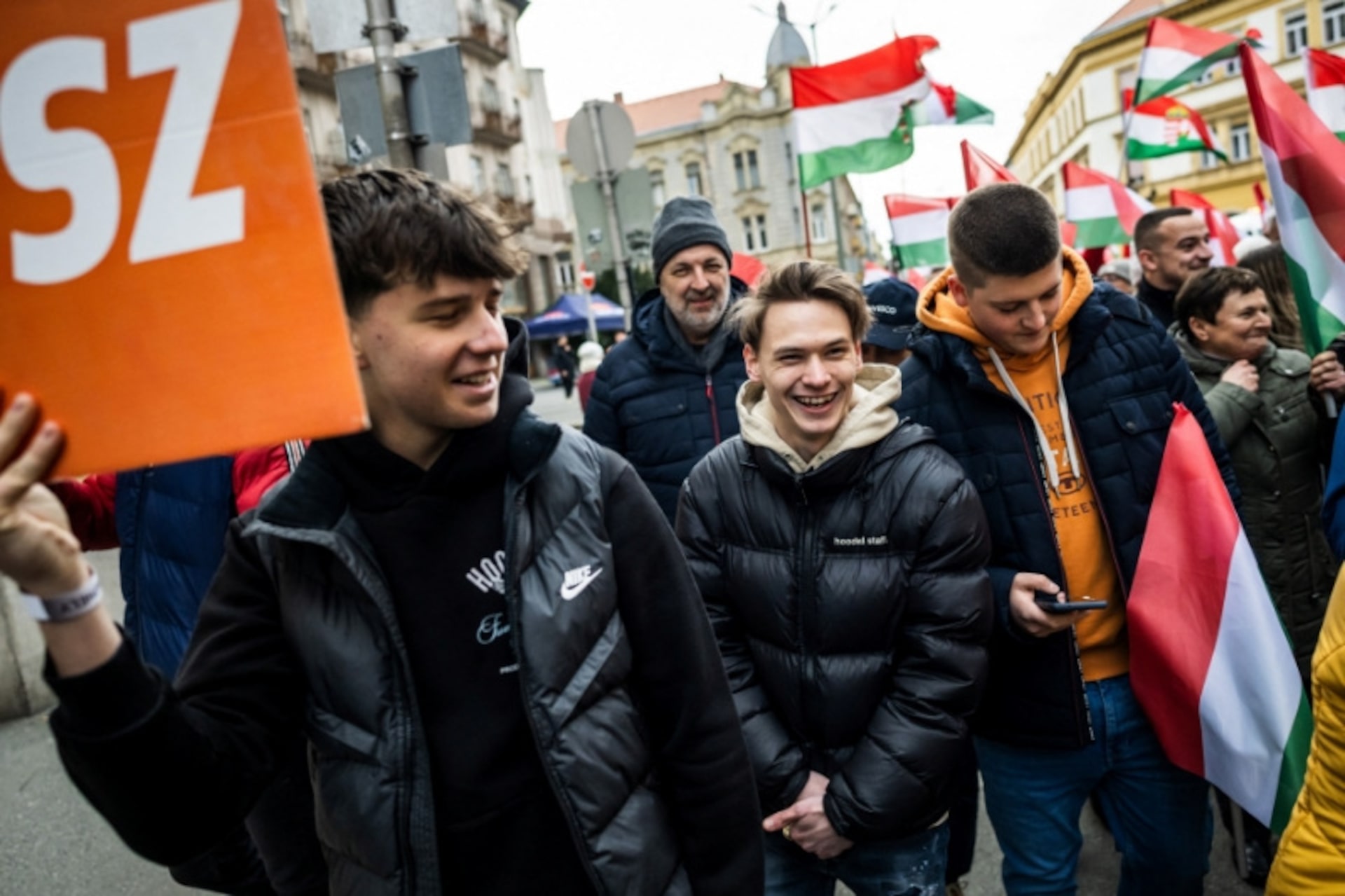 ハンガリー総選挙、若年層がオルバン氏離れ　再選なら国外移住との声も