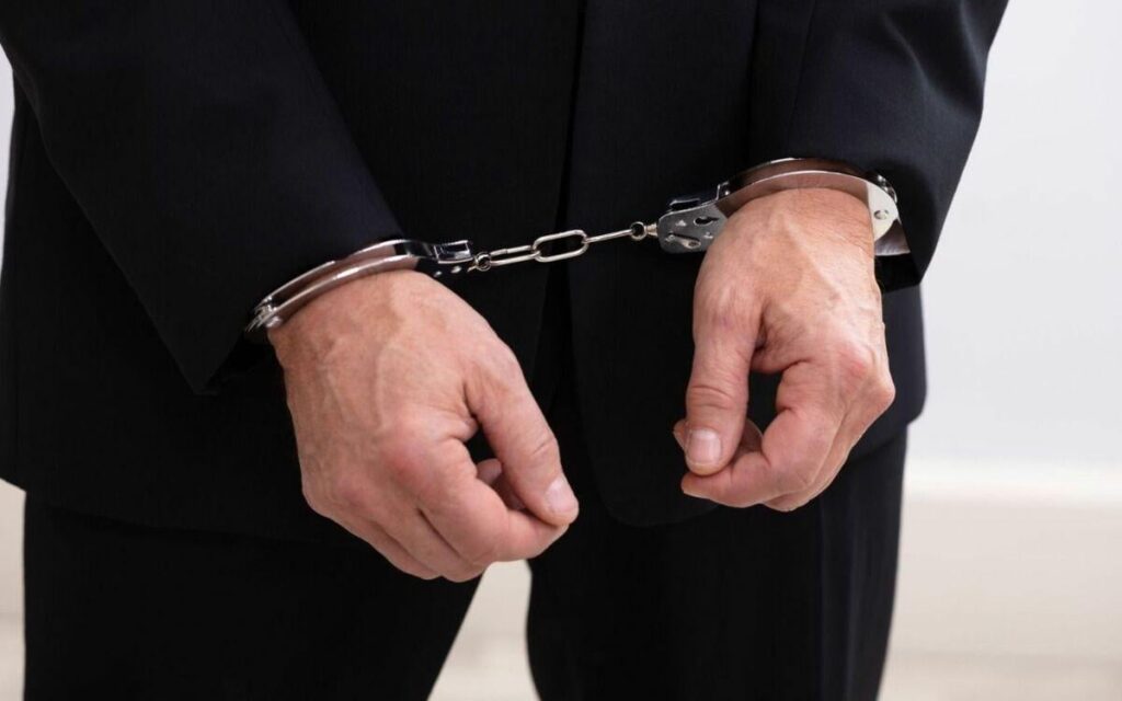 「自分が手錠をはめられる人間になった」“東大院卒のエリート弁護士”が逮捕され→250日間の勾留生活…本人が明かした逮捕直後の“凄まじい体験”【妙な違和感…地検のリークか?】