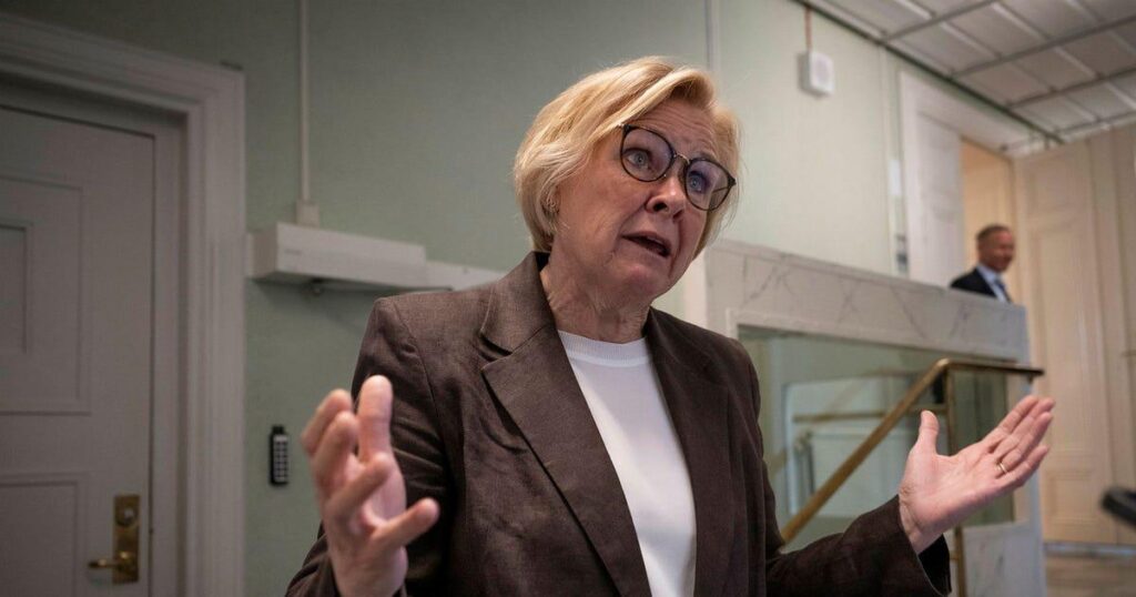 警察署長は右翼億万長者の道具を要求した