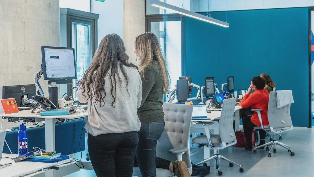 まずAIによる「雇用の虐殺」？パニックに陥る必要はない、と経済学者たちは言う