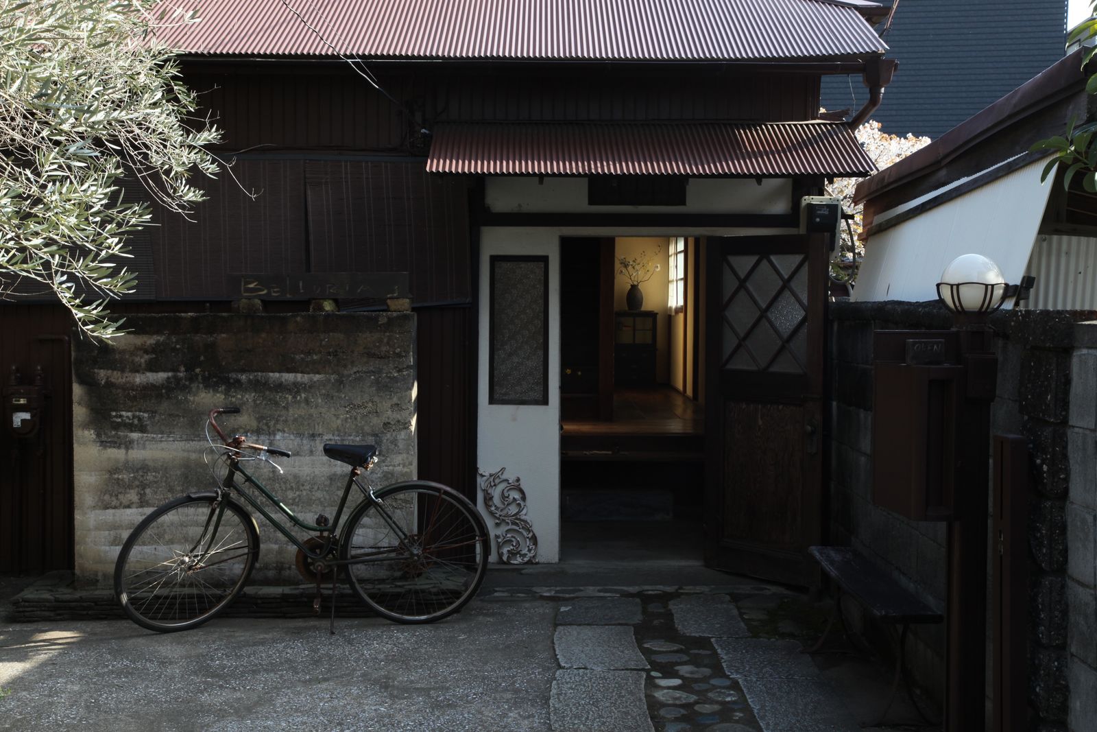 観光客で賑わう大通りから一本外れた、静かな住宅街の細い路地にある。
