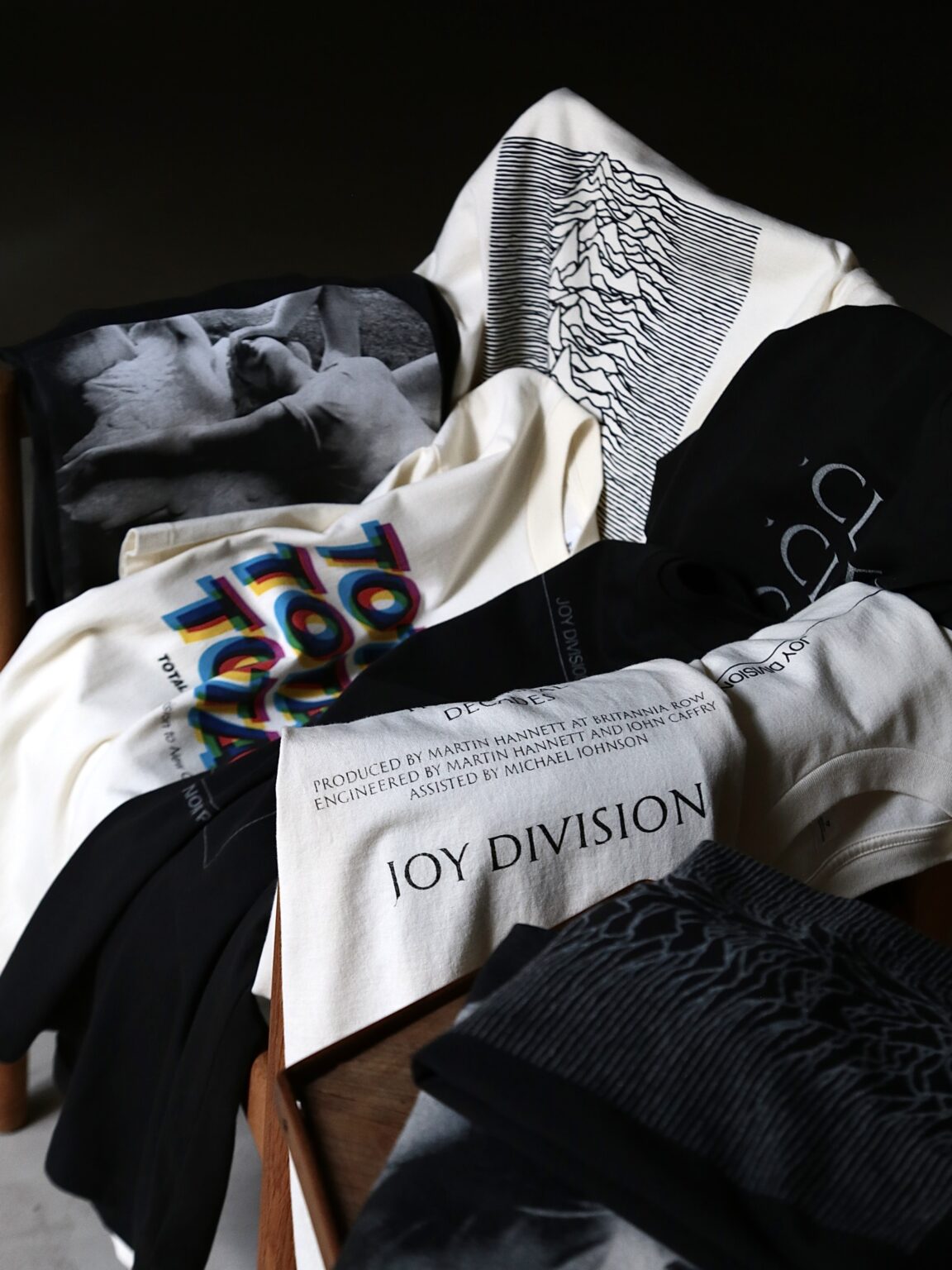 blurhmsROOTSTOCKがイギリスのロックバンドJoy DivisionをモチーフにしたTシャツをリリース | EYESCREAM