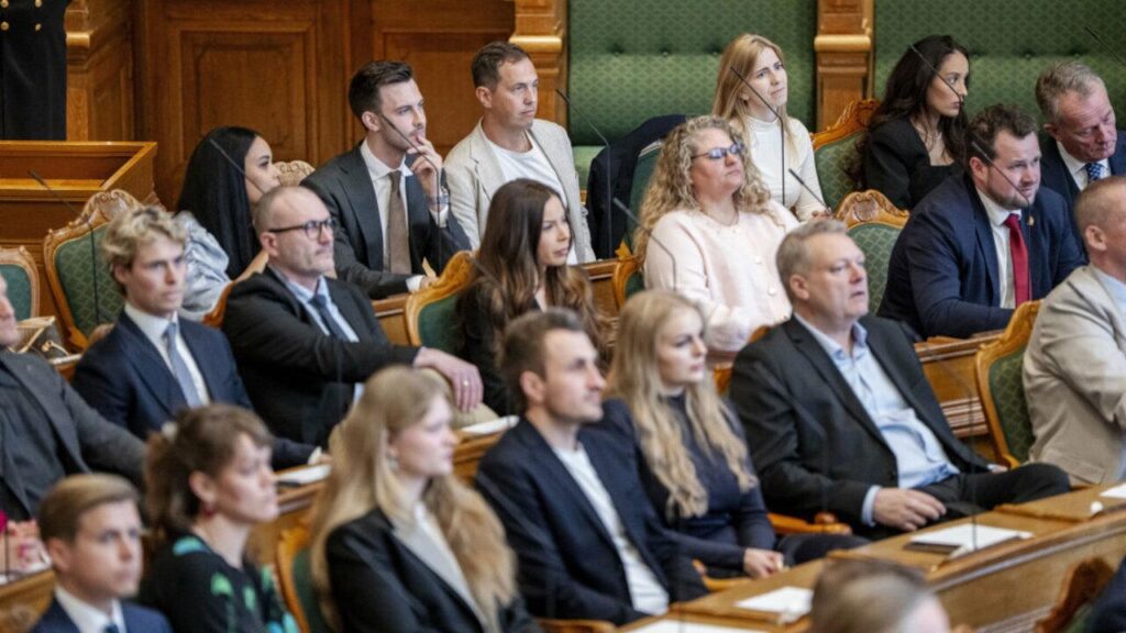 委員会の数を減らすことで、フォルケティングにおける仕事のプレッシャーを軽減する必要がある [man går fra 30 til 20 faste udvalg i det nyvalgte Folketing]