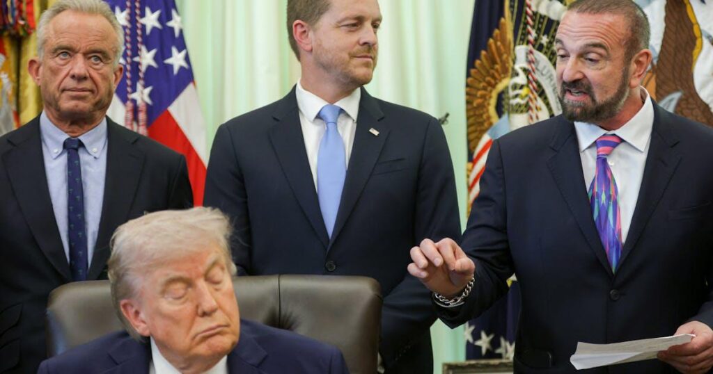 79歳のトランプ、医療問題を解決したと自慢した後、眠りにつく - 大統領は、医療保険の手頃な価格に関するホワイトハウスのイベント中に眠ってしまった。