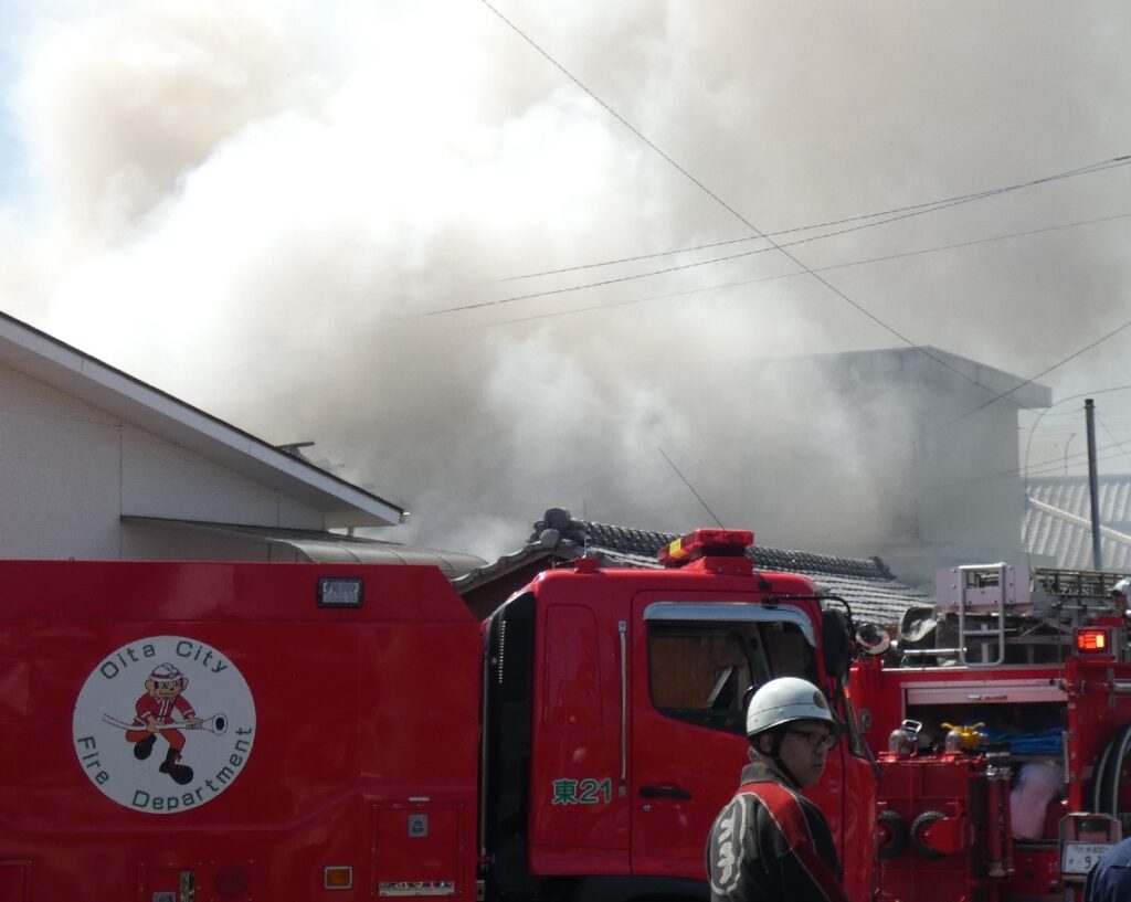 【動画】大分市家島で空き家全焼、隣接３棟の一部延焼　近隣住民２人搬送、命に別条なし - 大分のニュースなら 大分合同新聞プレミアムオンライン Gate