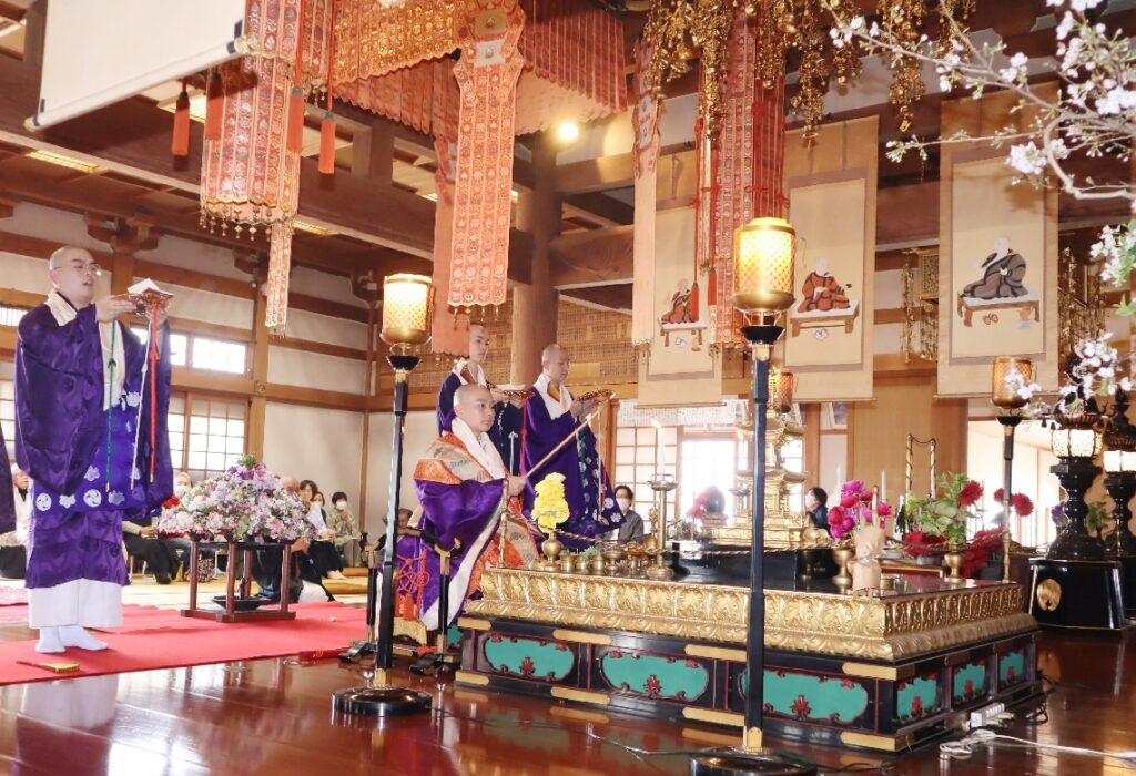 本堂を彩る春の花々　杵築市の護保寺で花まつりにちなんだイベント - 大分のニュースなら 大分合同新聞プレミアムオンライン Gate