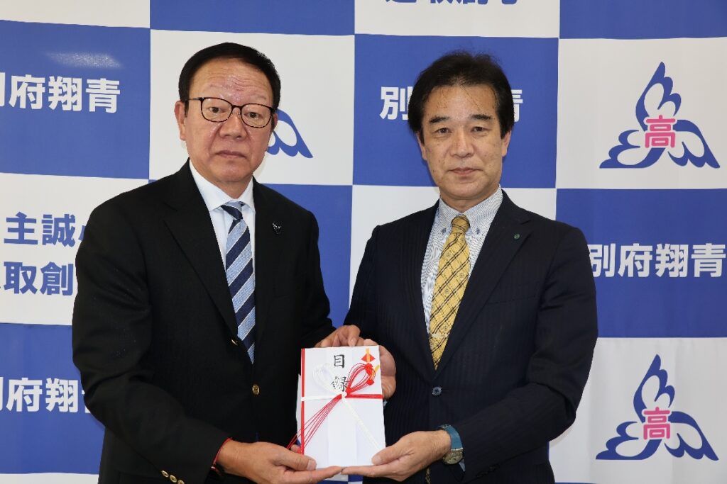 大分市の半導体関連商社「スズキ」、別府翔青高に100万円寄付 - 大分のニュースなら 大分合同新聞プレミアムオンライン Gate