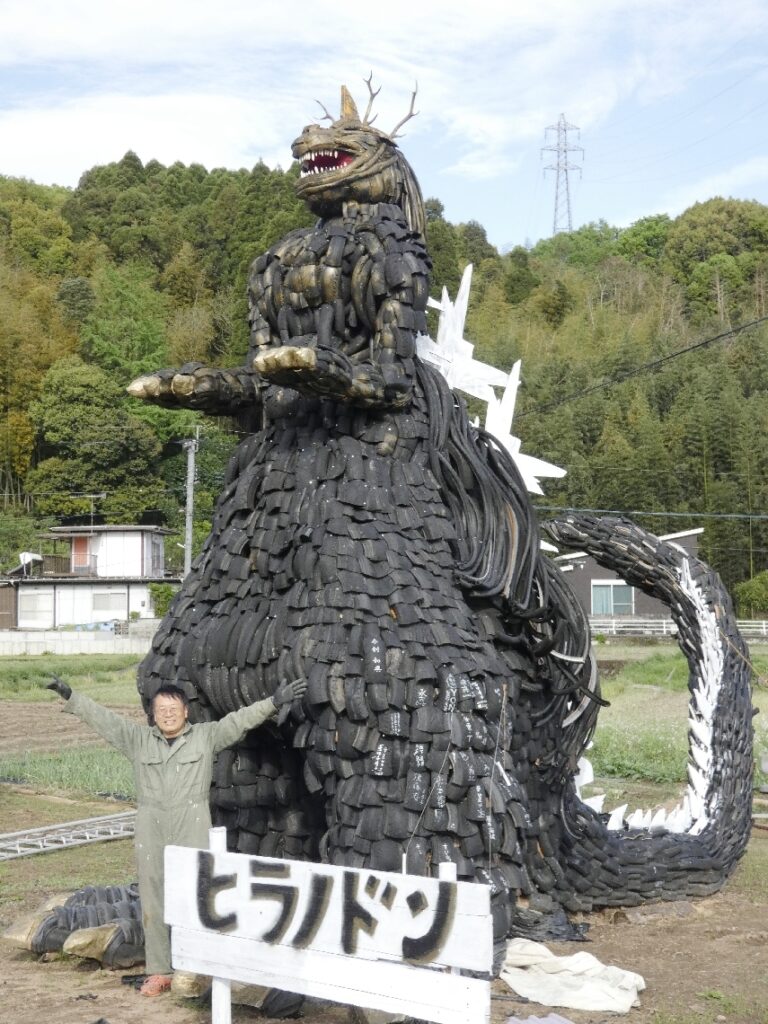 【動画】大分市口戸に「わさだ怪獣ヒラノドン」出現　骨格はスギ、皮膚は廃タイヤ…門脇さんが１年半がかりで製作 - 大分のニュースなら 大分合同新聞プレミアムオンライン Gate