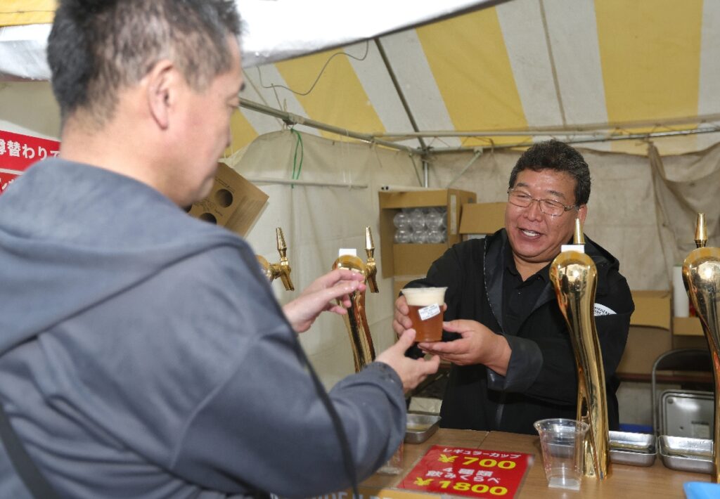 大分市祝祭の広場で「クラフトビアガーデン」始まる　県内外60種類「飲み比べて」 - 大分のニュースなら 大分合同新聞プレミアムオンライン Gate