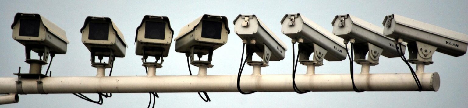 政治家たちは完全に狂ってしまったのだろうか？顔認証で私たちを見守ってくれるAIカメラ。これはあまりにも常軌を逸しており、彼らは完全に秘密裏にそれを行っており、メディアはまったく反応しません。ほとんどの人は何が起こっているのかさえ知っていますか？ https://femtejuli.se/2026/04/28/nu-klubbar-riksdagen-ai-stodd-face-control/