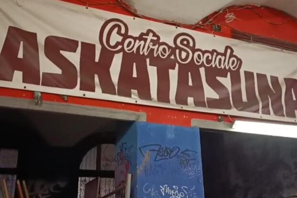 アスカタスナのインターセプト: 「元気で小さな黒人選手がいる。殴られた女の子？誇張して」