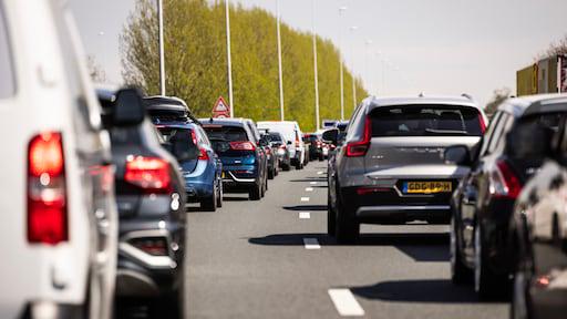 3 分の 2 が日曜日の自動車通行禁止と高速道路での徐行運転を支持している