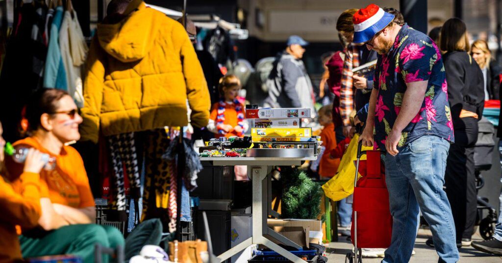 なぜ国王の日にお互いのものを一斉に売り買いし合うのでしょうか？自由市場はどのようにして伝統となったのか