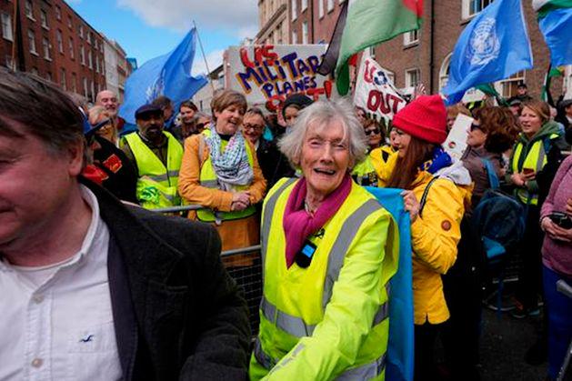 レリア・ドゥーランさん（91）、シャノン空港の米軍使用に抗議してダイルまで220キロを歩く