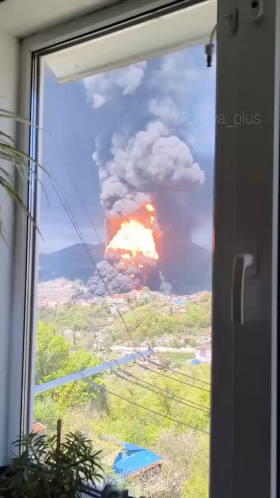 トゥアプセ製油所の火災の絵のように美しい景色。