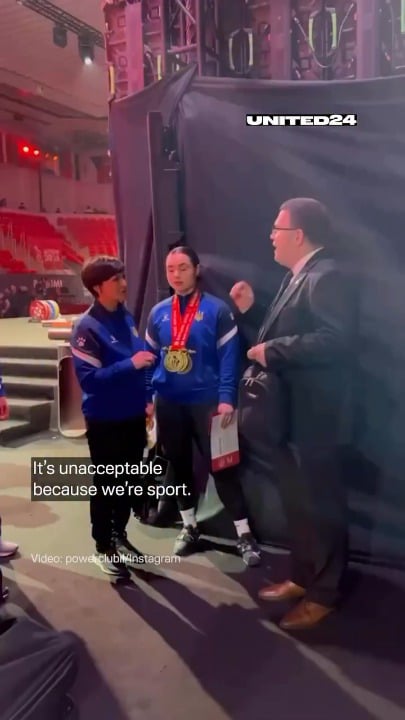 今日の恥：ロシアの本格的な侵略が5年目に入る中、欧州重量挙げ連盟のアストリット・ハサニ会長がロシア選手との写真撮影を拒否したウクライナ選手を叱責