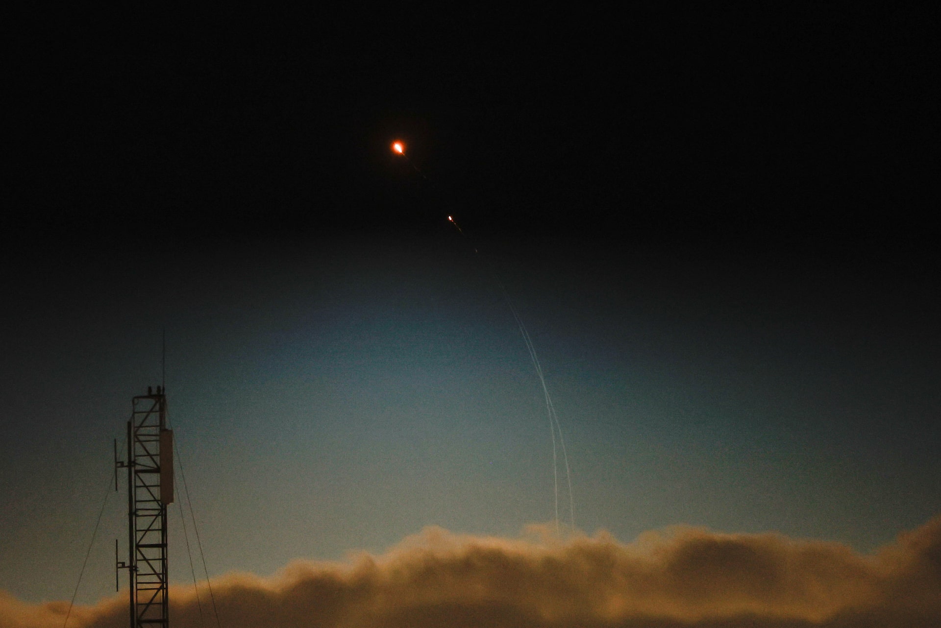 イラン、湾岸諸国の橋や道路攻撃を警告 サウジ石油施設も標的=メディア