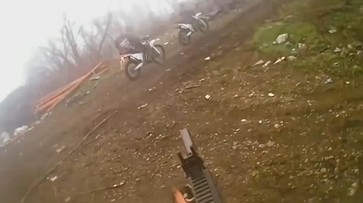 ウクライナ兵士のコールサイン「花屋」が、オートバイで接近し、ポクロフスク方向のロシア軍の侵入者と間違えた2人のロシア人侵入者を撃破する