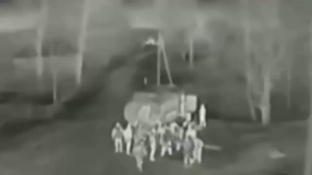 ウクライナの特攻無人機がロシア兵の群衆に突っ込む。現在、ストライキの余波が続いている