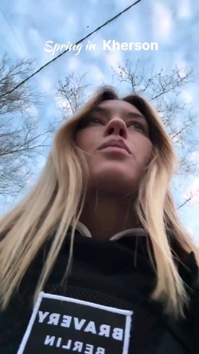 ウクライナの民間人が、ヘルソンで目標を探しているロシアのFPVドローンを撮影した。ロシアは民間人や民間インフラに対する無人機攻撃で国民を恐怖に陥れ続けている。投稿日: 2026 年 4 月 11 日