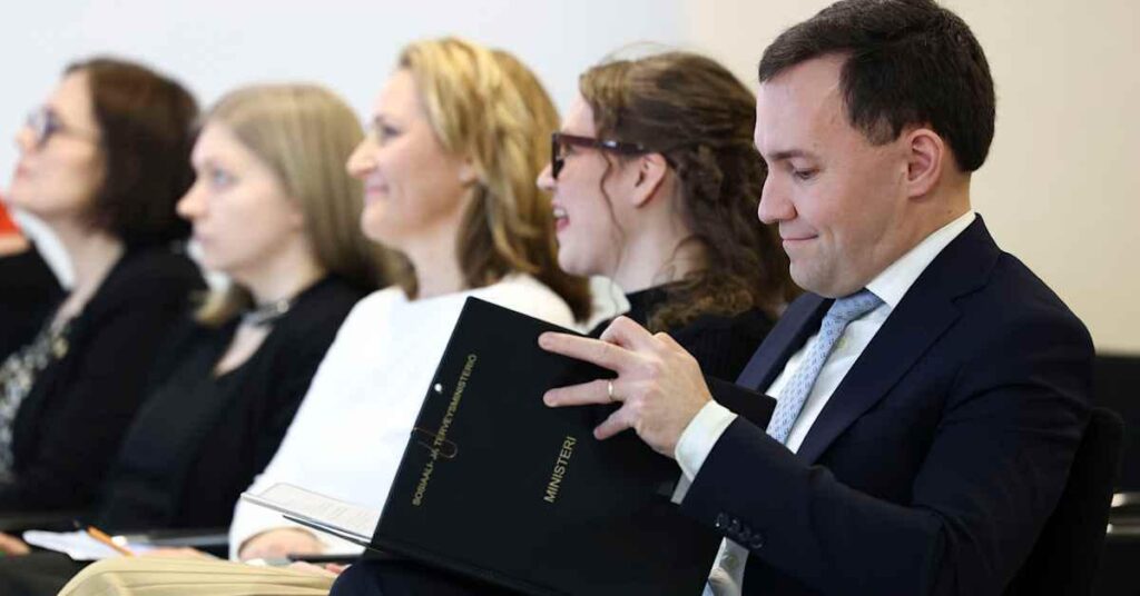 リドマン氏：社会福祉の更なる削減が予定されている