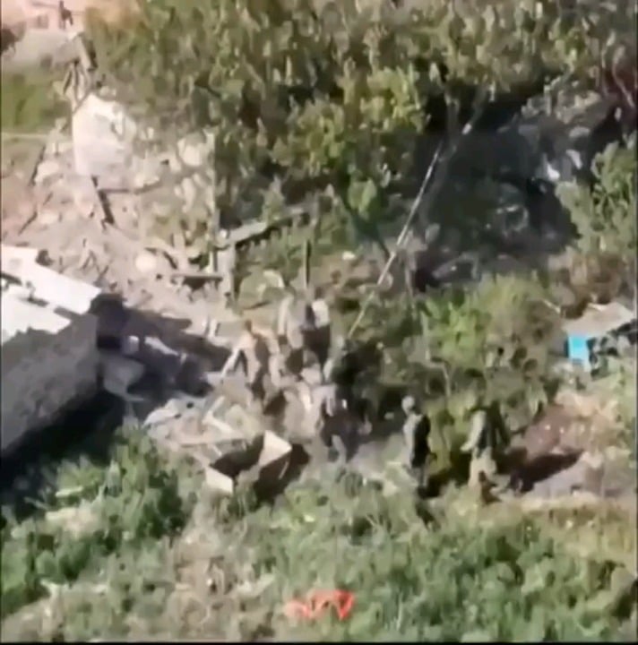 ウクライナのFPVドローンがロシア侵略者の集団が侵入したばかりの建物を攻撃した