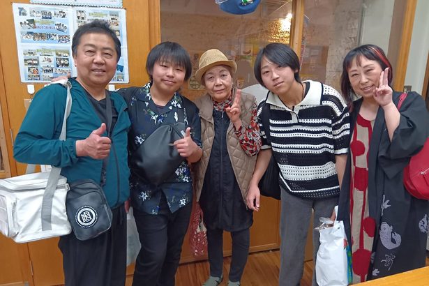 民泊生徒、伊江島再訪　茨城の飛毛さん、家族と共に